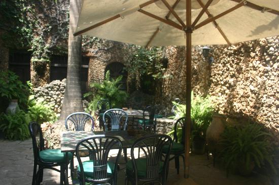 whispers-Lamu-courtyard