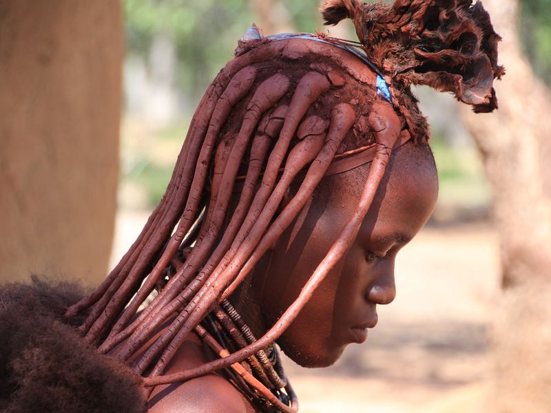 Traditional Moran with ocre coloured hair