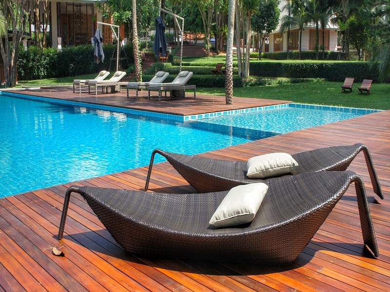 Luxurious pool side